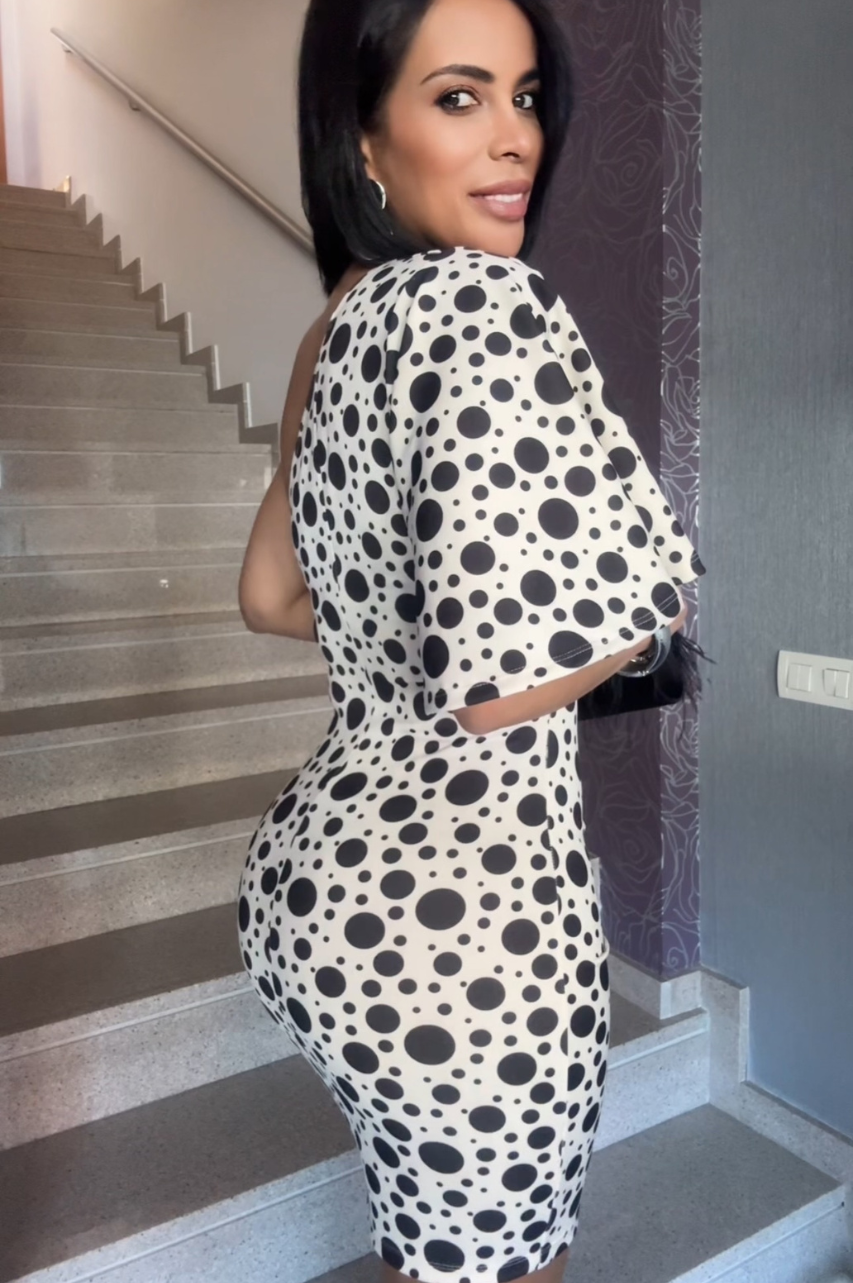 Zoe Vestido Corto Blanco Roto Asimétrico de Lunares Negro