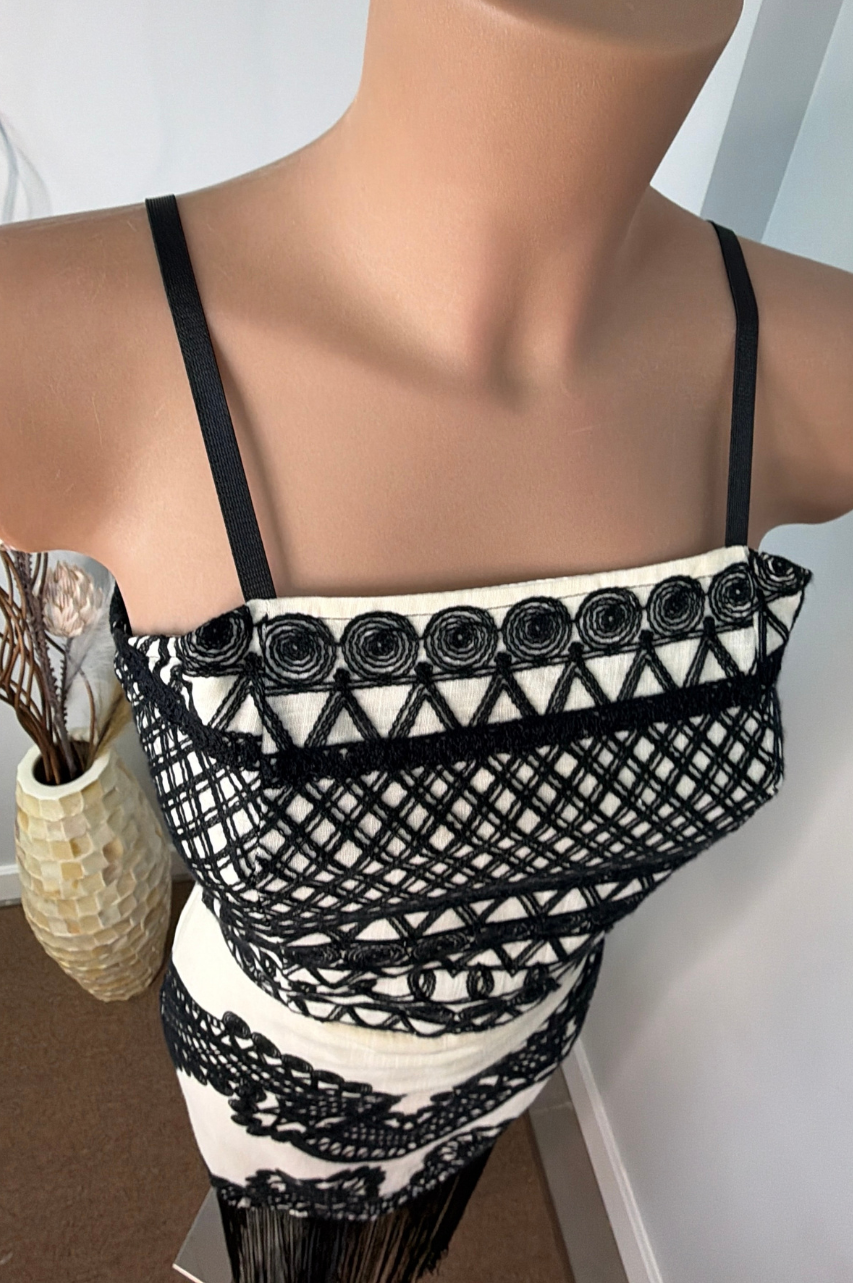Vestido Vera de Flecos Color Negro con Blanco Roto