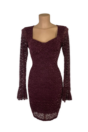 Vestido Atenea Vino corto de encaje terciopelo con escote corazón