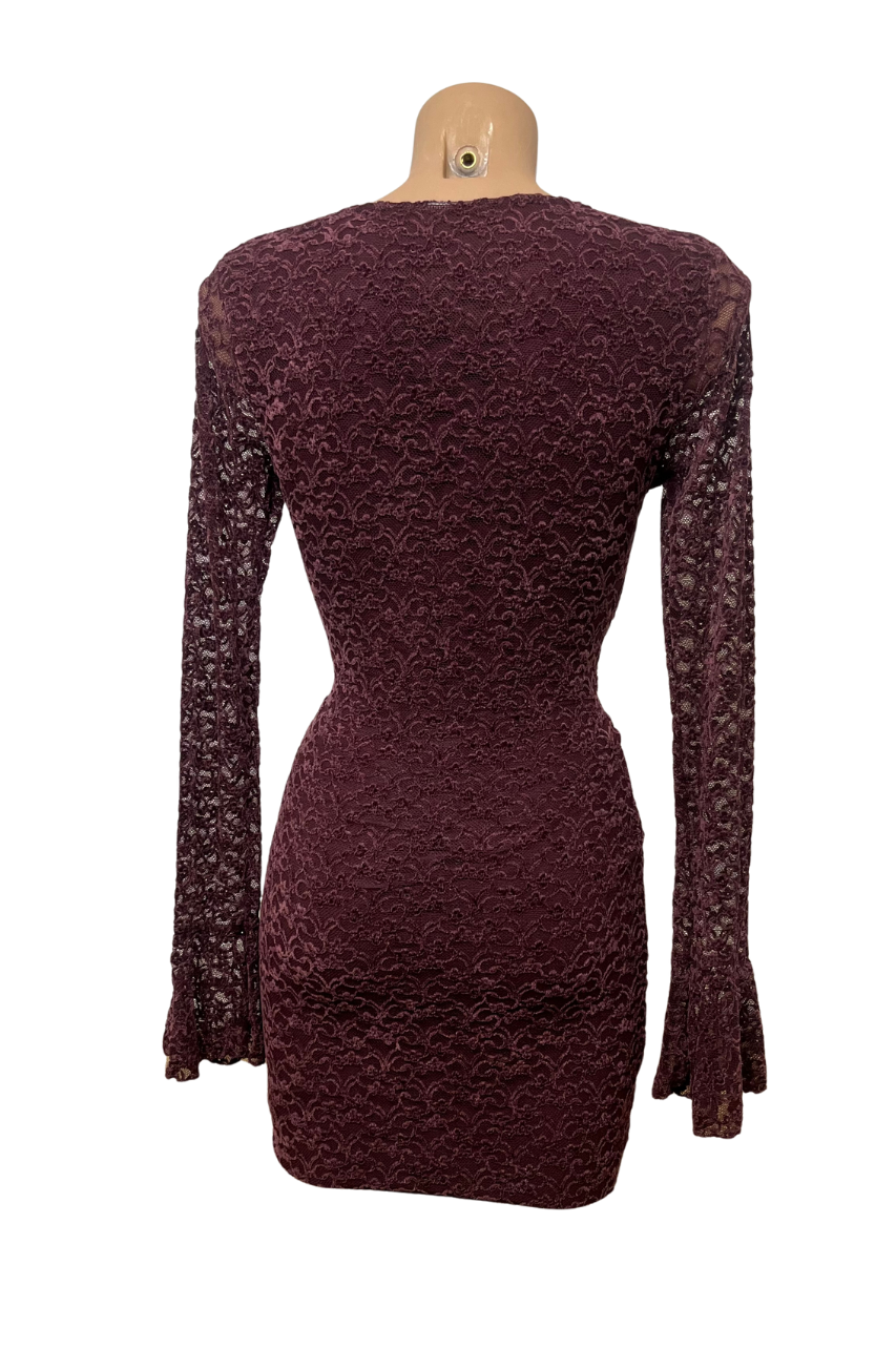 Vestido Atenea Vino corto de encaje terciopelo con escote corazón