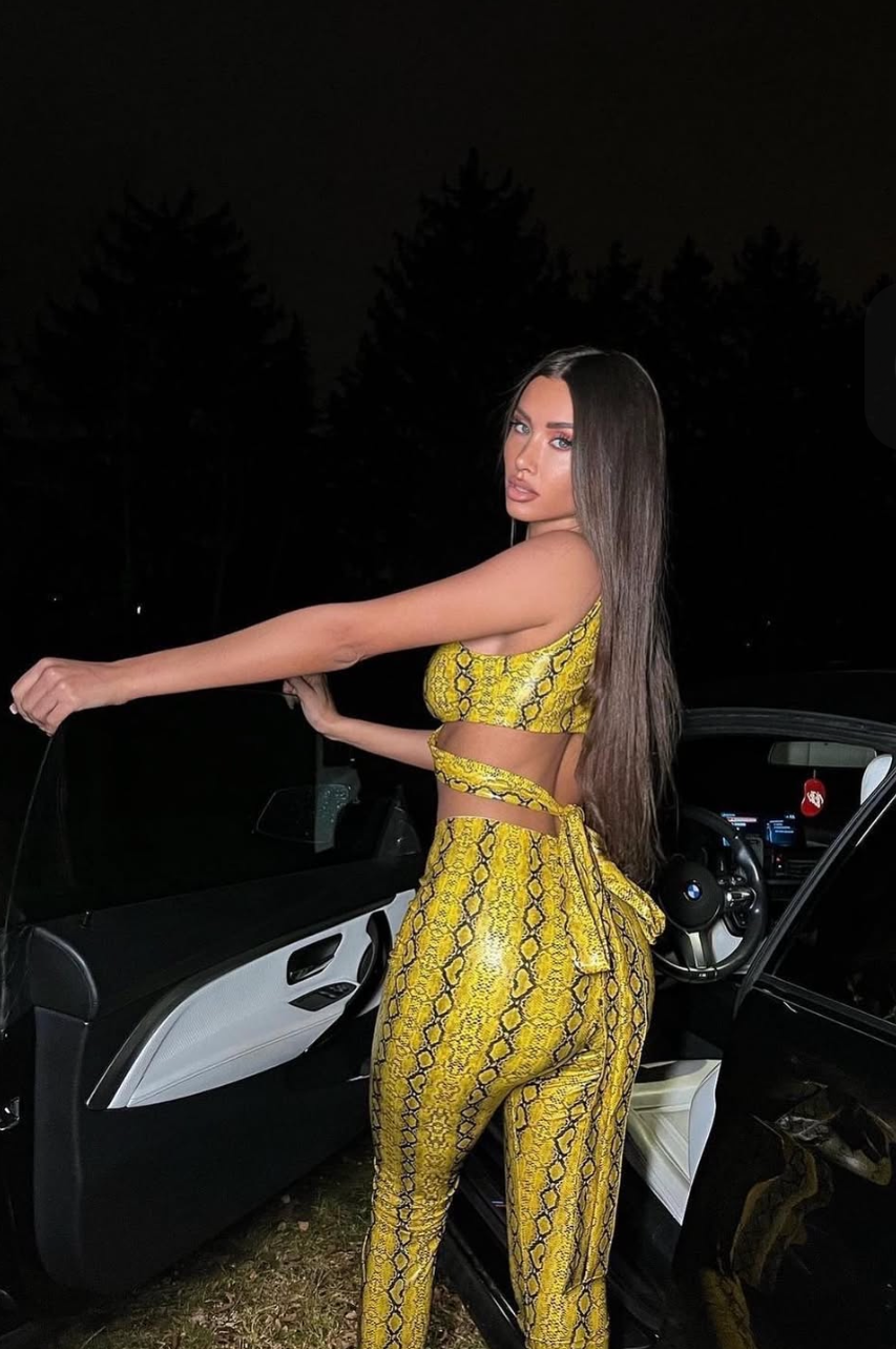Viena Conjunto de polipiel efecto serpiente amarillo con top cruzado y pantalón ajustado