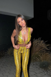 Viena Conjunto de polipiel efecto serpiente amarillo con top cruzado y pantalón ajustado