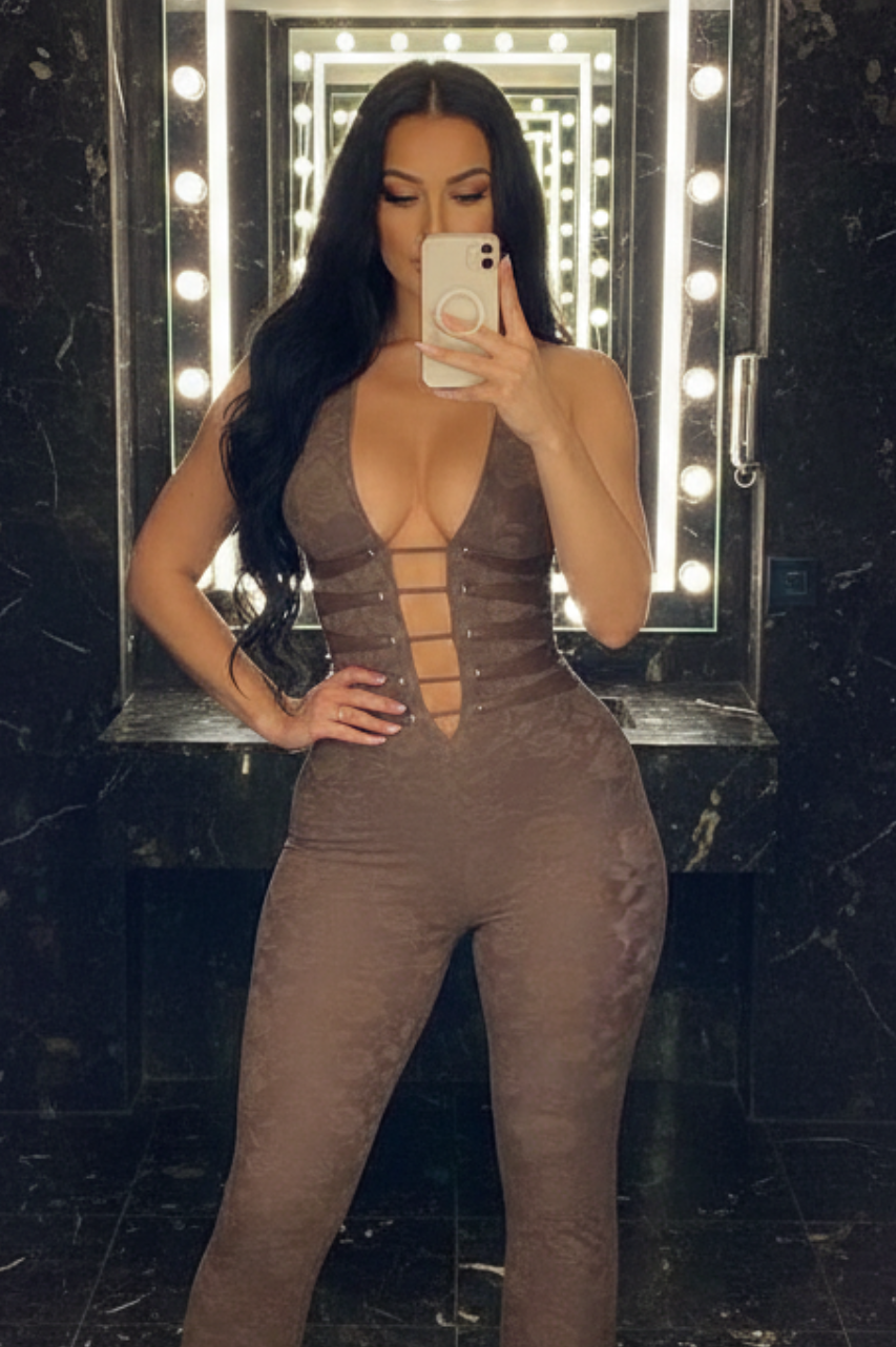 Octavia Mono Largo Marron de Encaje Forrado de Lycra y Escote Profundo