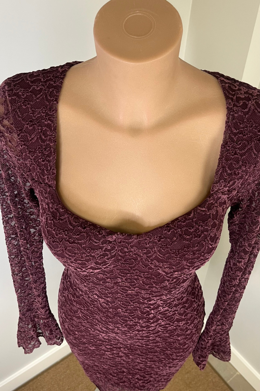 Vestido Atenea Vino corto de encaje terciopelo con escote corazón