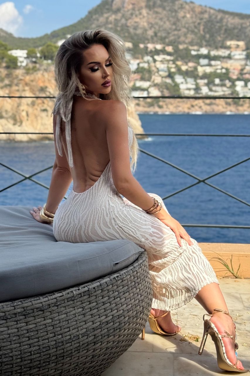 Vestido Olun de Encaje color Beige con espalda descubierta