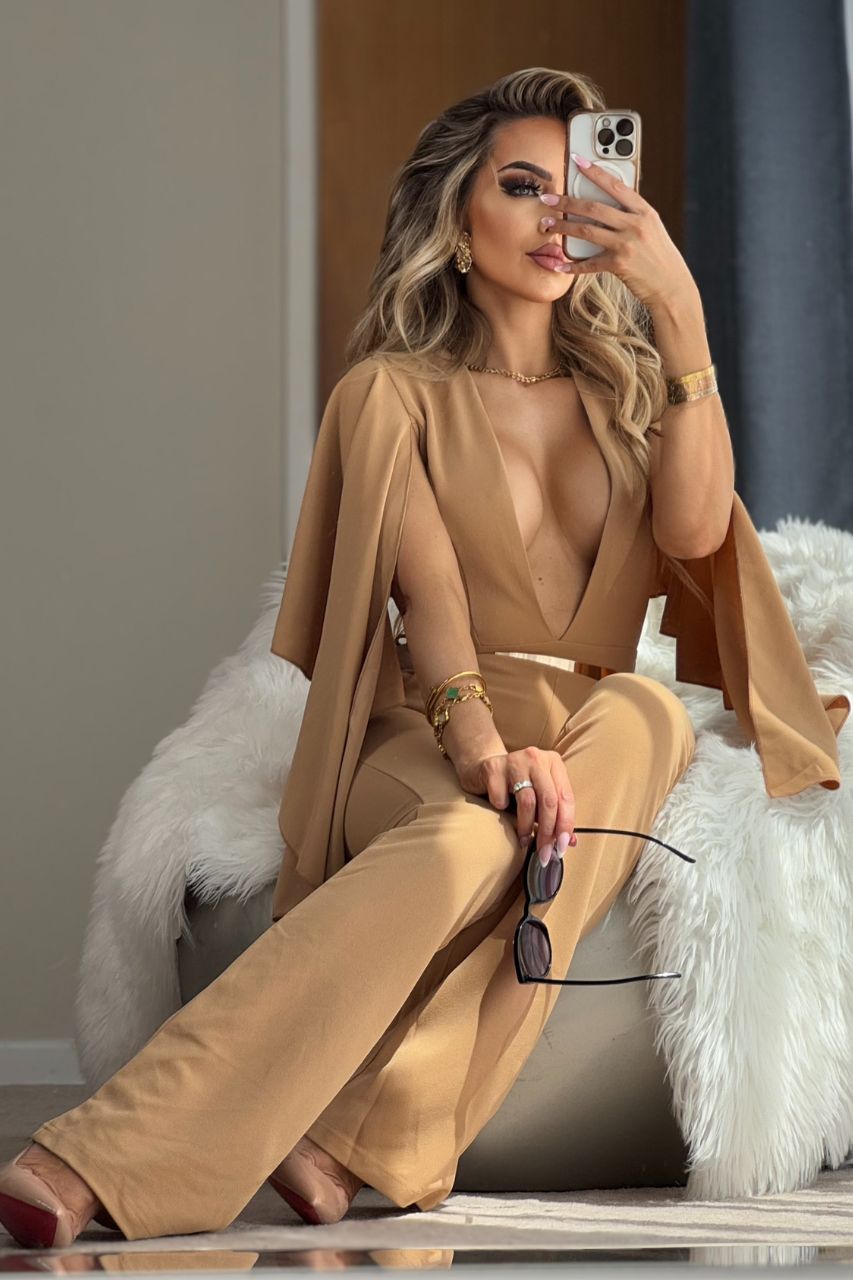 Viviana Mono Largo Beige con escote en V y mangas colgantes