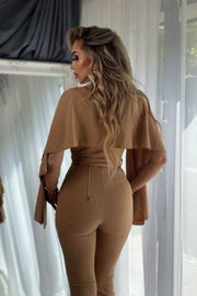 Viviana Mono Largo Beige con escote en V y mangas colgantes