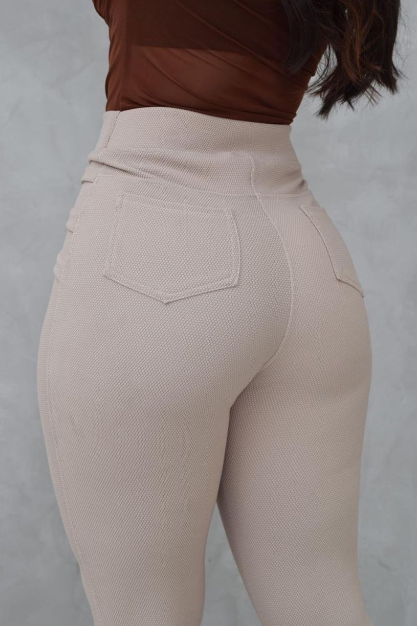 Pantalón Rossi Beige con detalle de botones