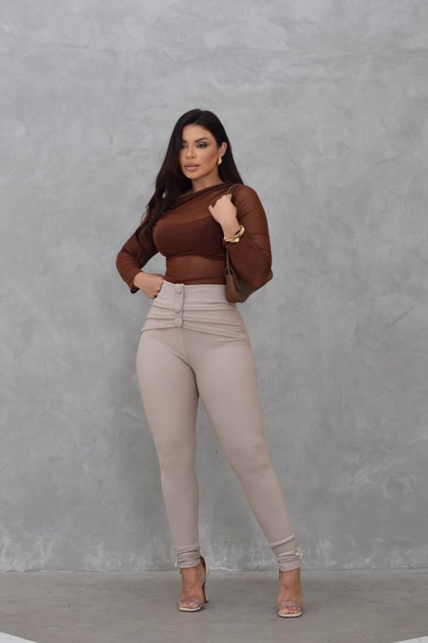 Pantalón Rossi Beige con detalle de botones