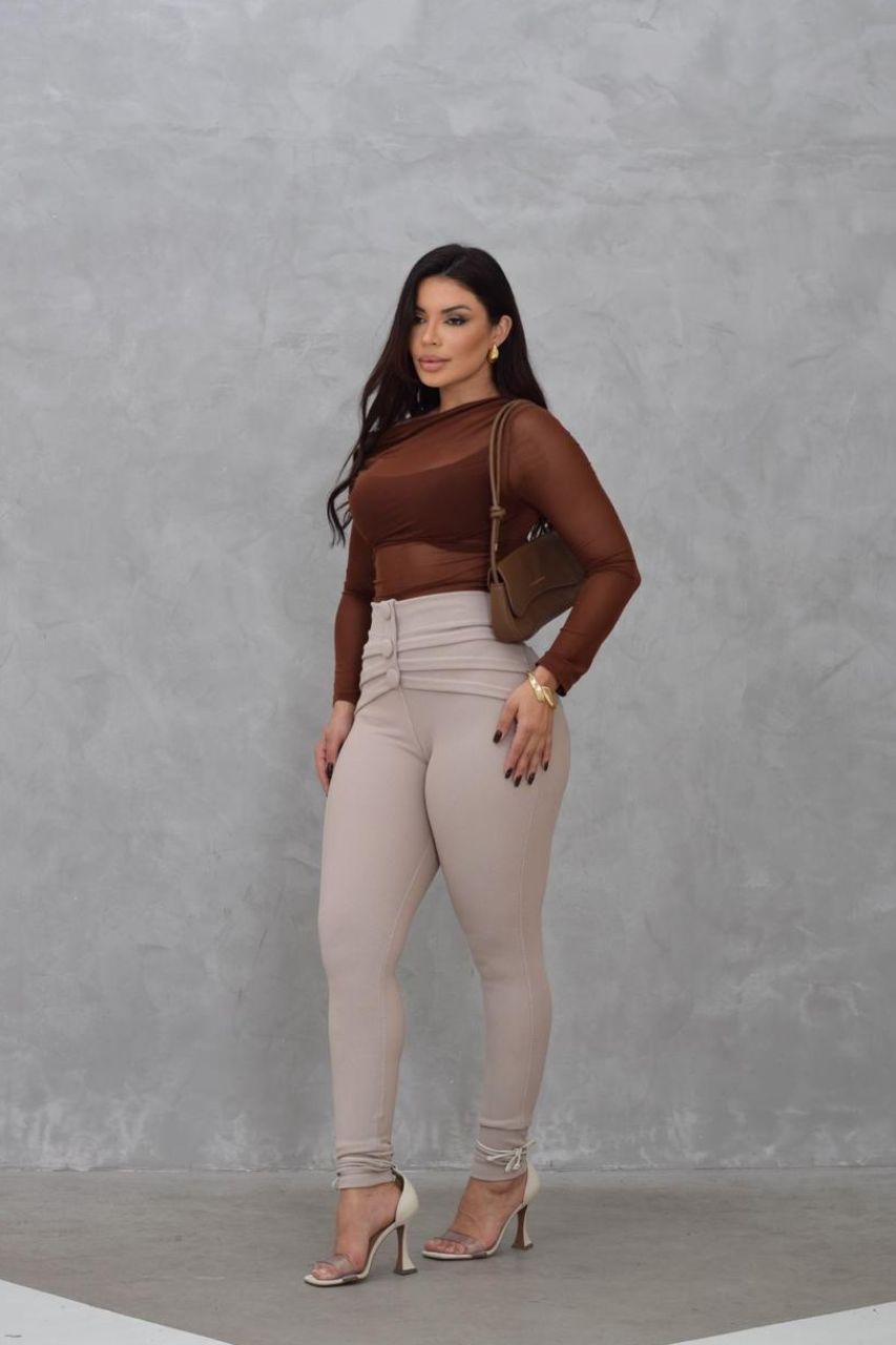 Pantalón Rossi Beige con detalle de botones