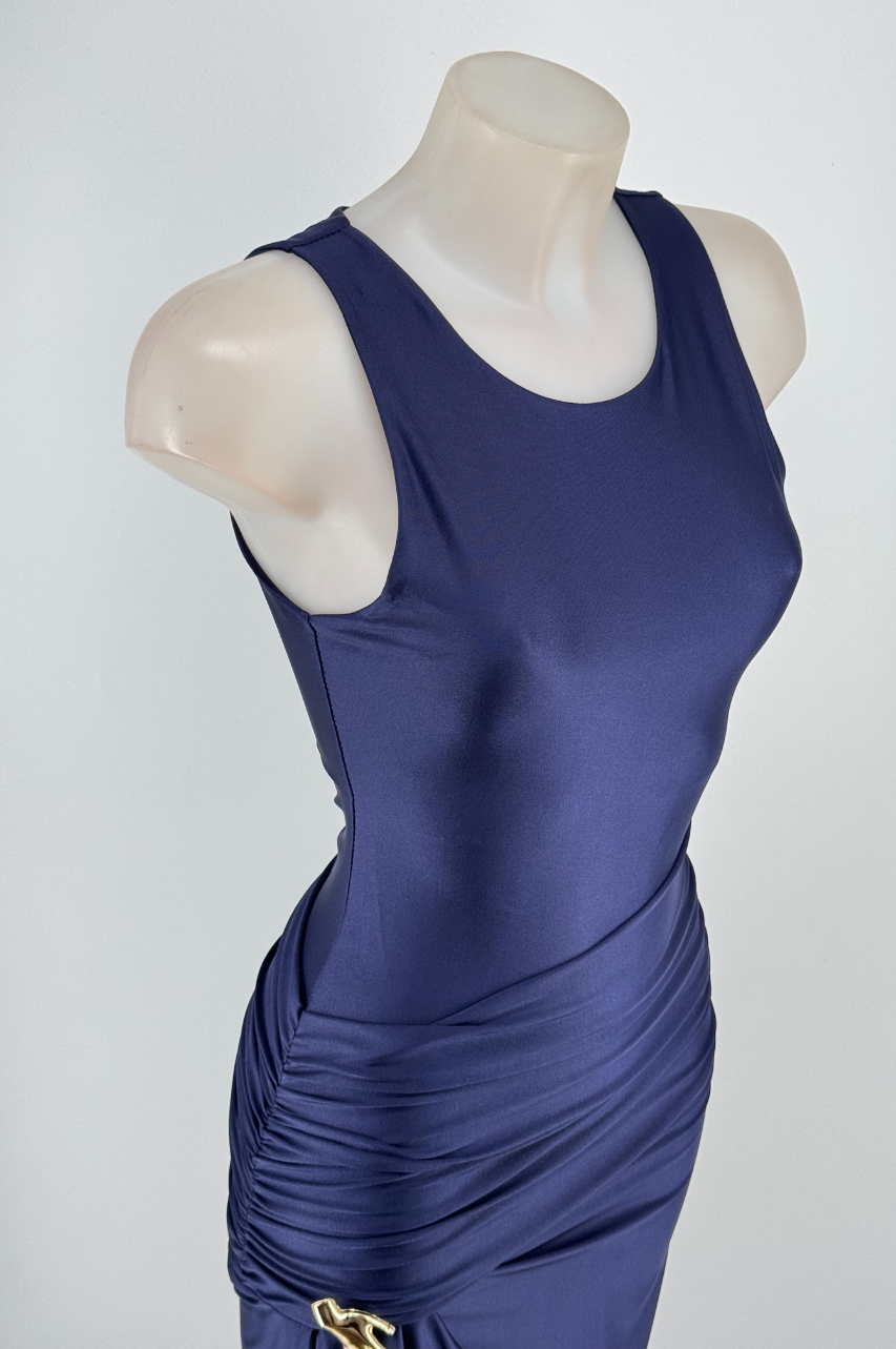 Noelia Vestido Azul Marino Largo Elegante de Lycra Satinada con Abertura y Broche Dorado