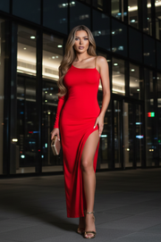 Vestido Wilma largo rojo de una manga con espalda descubierta con cadenas dorada