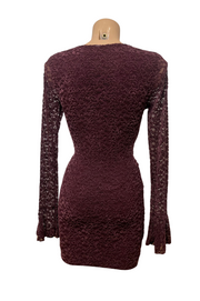 Vestido Atenea Vino corto de encaje terciopelo con escote corazón