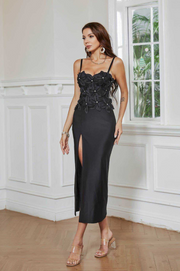 Isís Vestido Negro Elegancia Floral 3D con Abertura Lateral