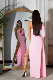Vestido Isadora Hecho en Lycra Rosa con Manga Única y Fenda Profunda