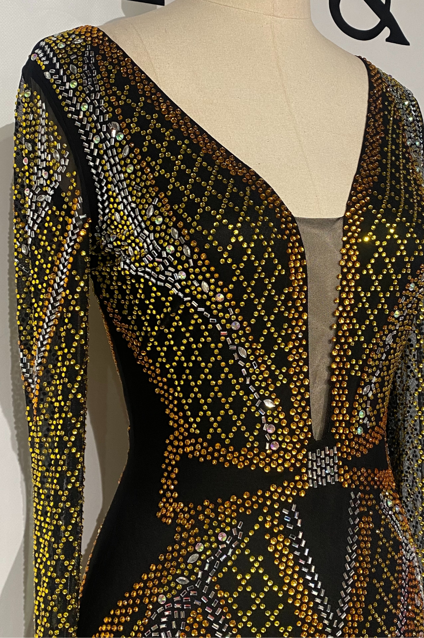 Vestido Fortuna Negro Bordado con Pedrería  Manga Larga & Escote Profundo