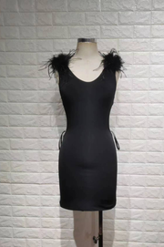 Selene Vestido Mini Negro de lycra Aberturas Laterales y Tirantes de Pluma