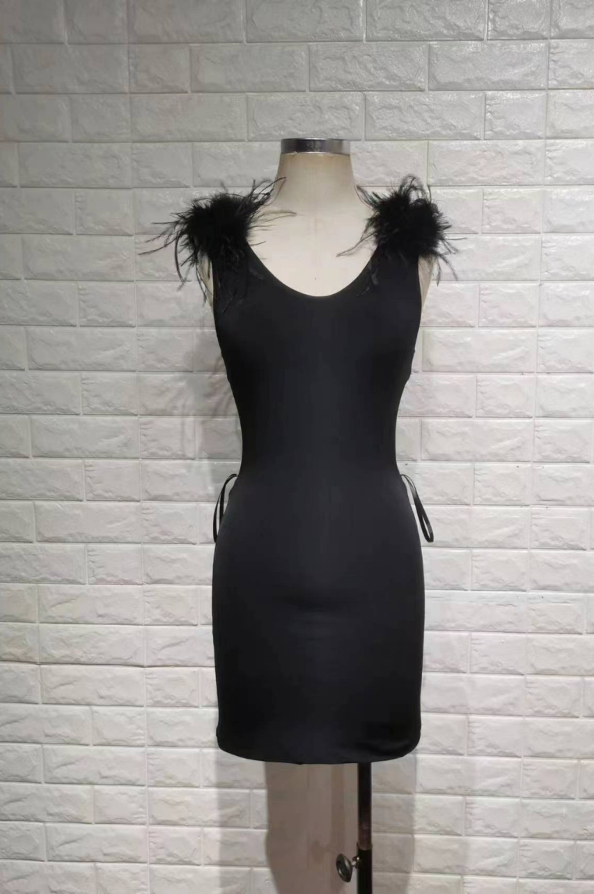 Selene Vestido Mini Negro de lycra Aberturas Laterales y Tirantes de Pluma