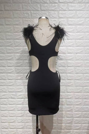 Selene Vestido Mini Negro de lycra Aberturas Laterales y Tirantes de Pluma