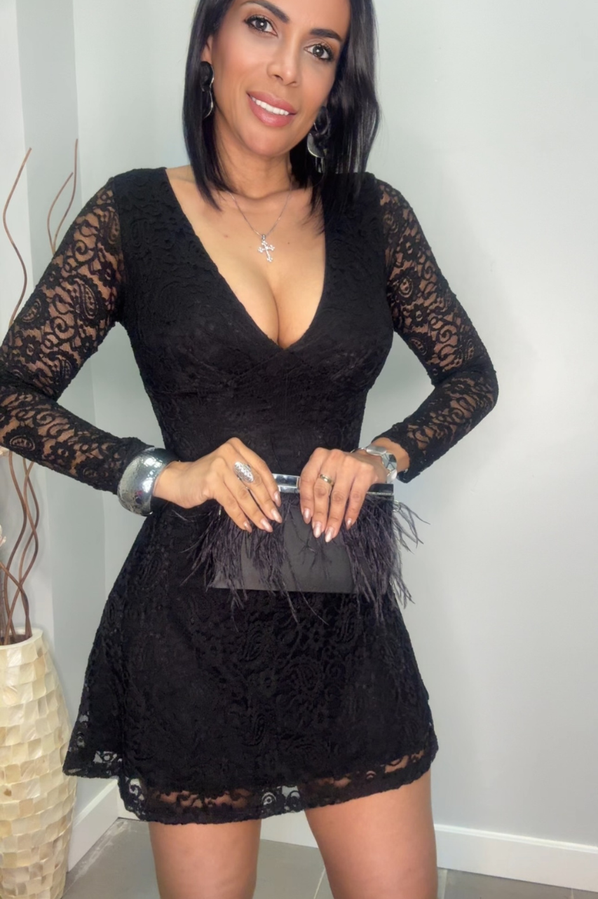 Alejandra Vestido Corto de Encaje Negro  con Escote en V y Manga Larga