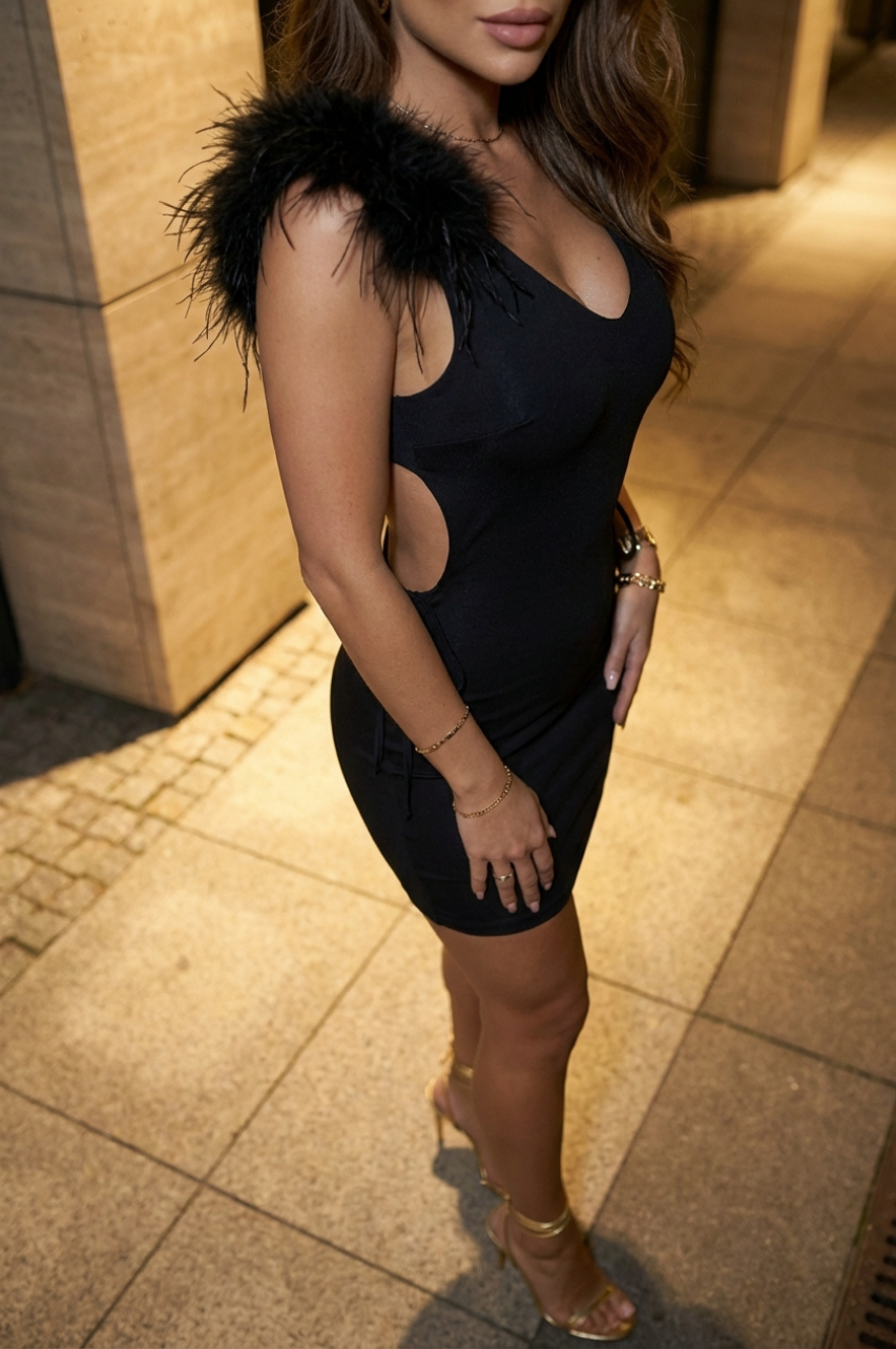 Selene Vestido Mini Negro de lycra Aberturas Laterales y Tirantes de Pluma