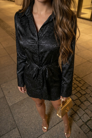 Nocturna Vestido Camisero Satinado en Negro con Tejido Jacquard Floral