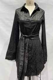 Nocturna Vestido Camisero Satinado en Negro con Tejido Jacquard Floral