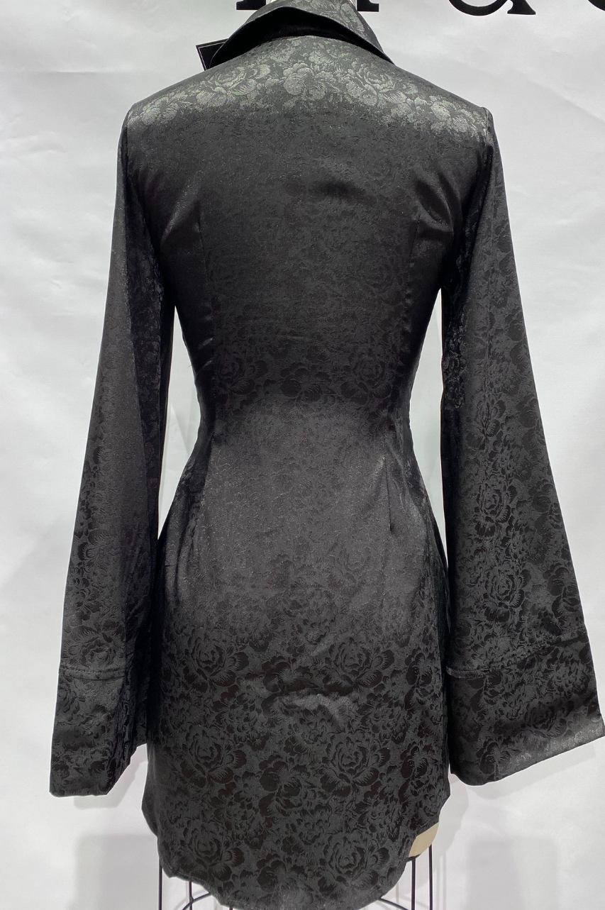 Nocturna Vestido Camisero Satinado en Negro con Tejido Jacquard Floral