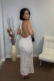 Vestido Olun de Encaje color Beige con espalda descubierta