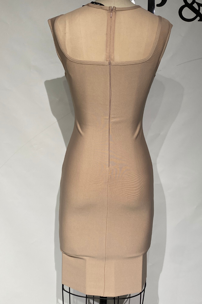 Flávia Vestido Bandage Beige Ajustado con Tul en el Escote y Cremallera Trasera