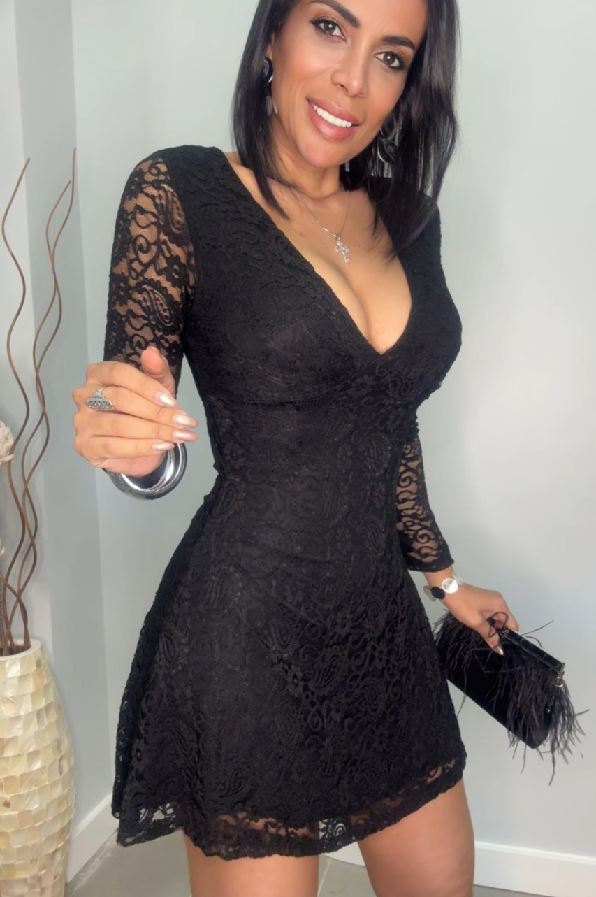 Alejandra Vestido Corto de Encaje Negro  con Escote en V y Manga Larga