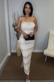 Vestido Lua de Encaje color Beige con tirantes ajustables