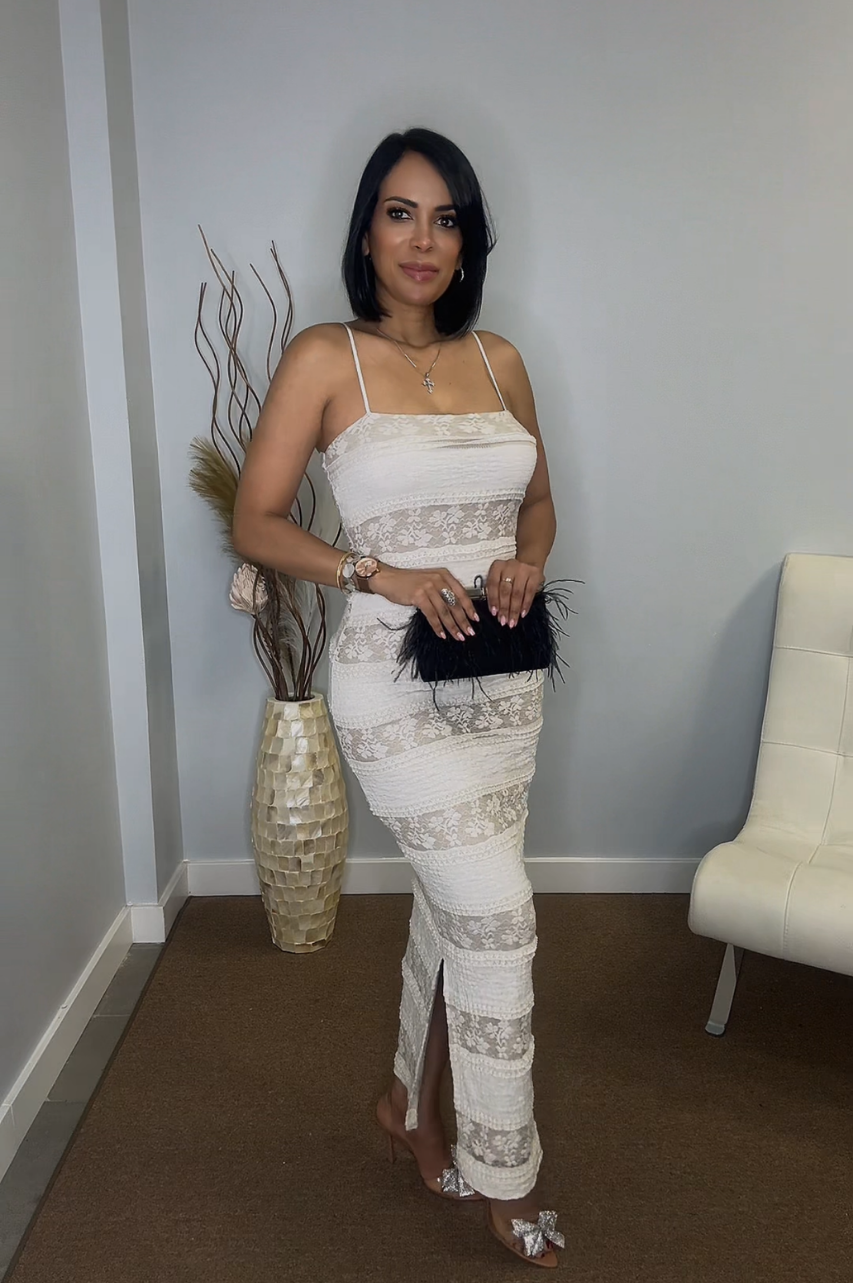 Vestido Lua de Encaje color Beige con tirantes ajustables