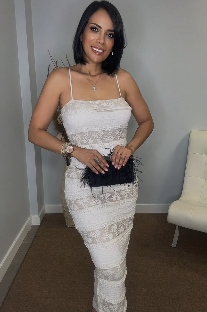 Vestido Lua de Encaje color Beige con tirantes ajustables