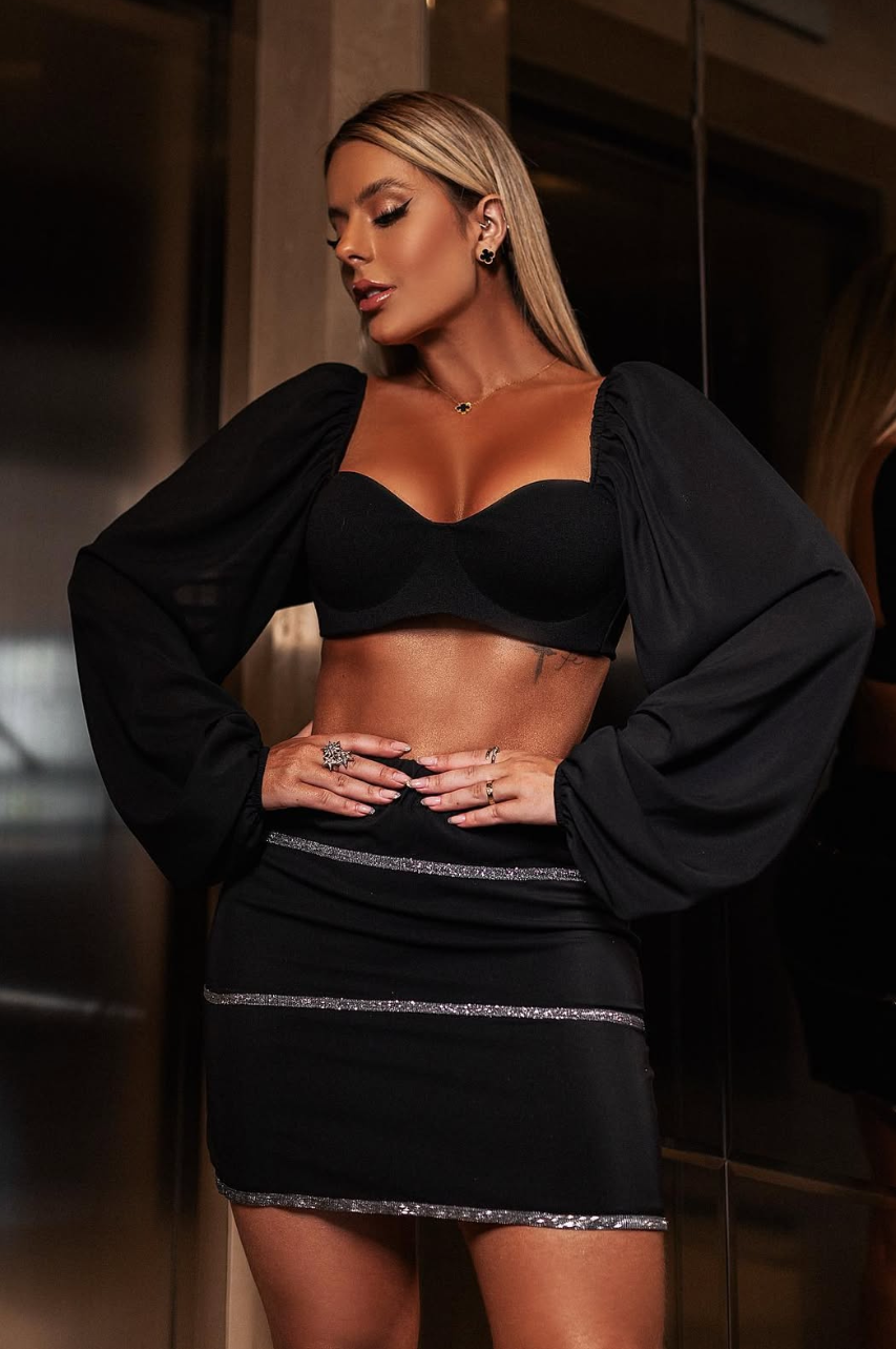 Silvia Conjunto negro de falda y top con mangas abullonadas y espalda con lazo