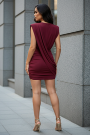 Vestido Dione Vino Corto de Lycra con Drapeado Elegante