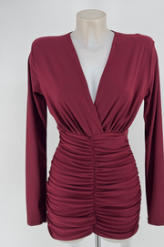 Gloria Vestido Vino de lycra con hombreras y fruncido