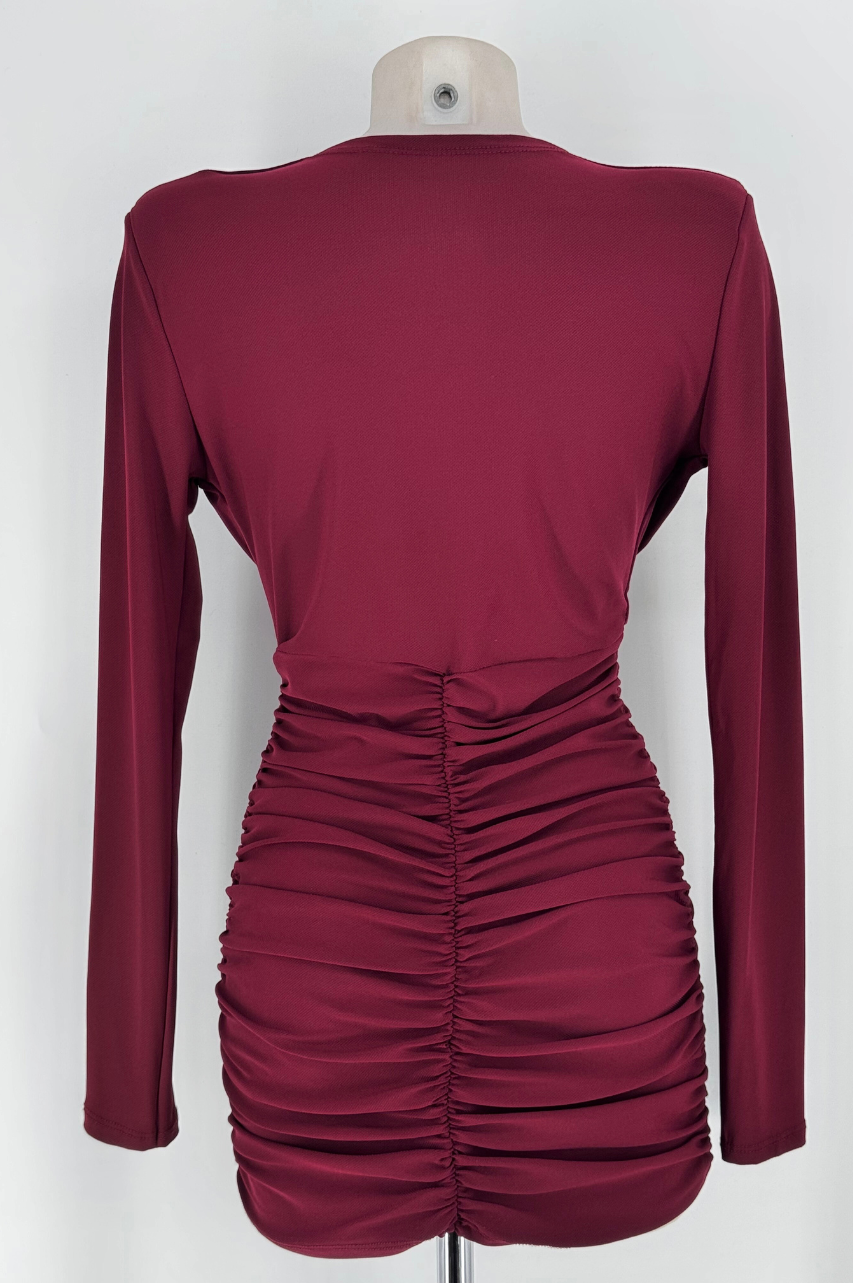 Gloria Vestido Vino de lycra con hombreras y fruncido
