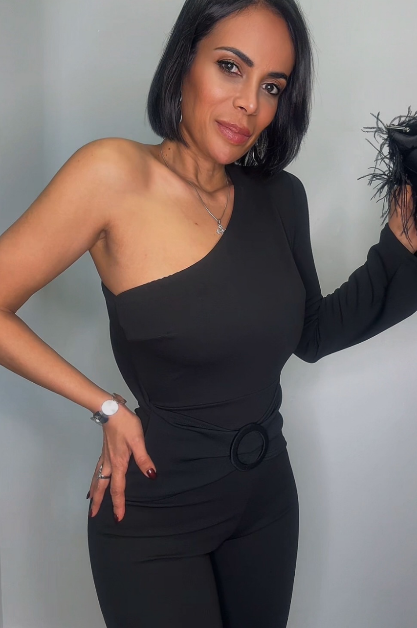 Pilar Mono Negro con Escote Asimétrico, Espalda Descubierta, Cintura con Hebilla y Pantalón de Pierna Ancha