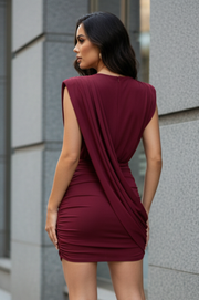 Vestido Dione Vino Corto de Lycra con Drapeado Elegante