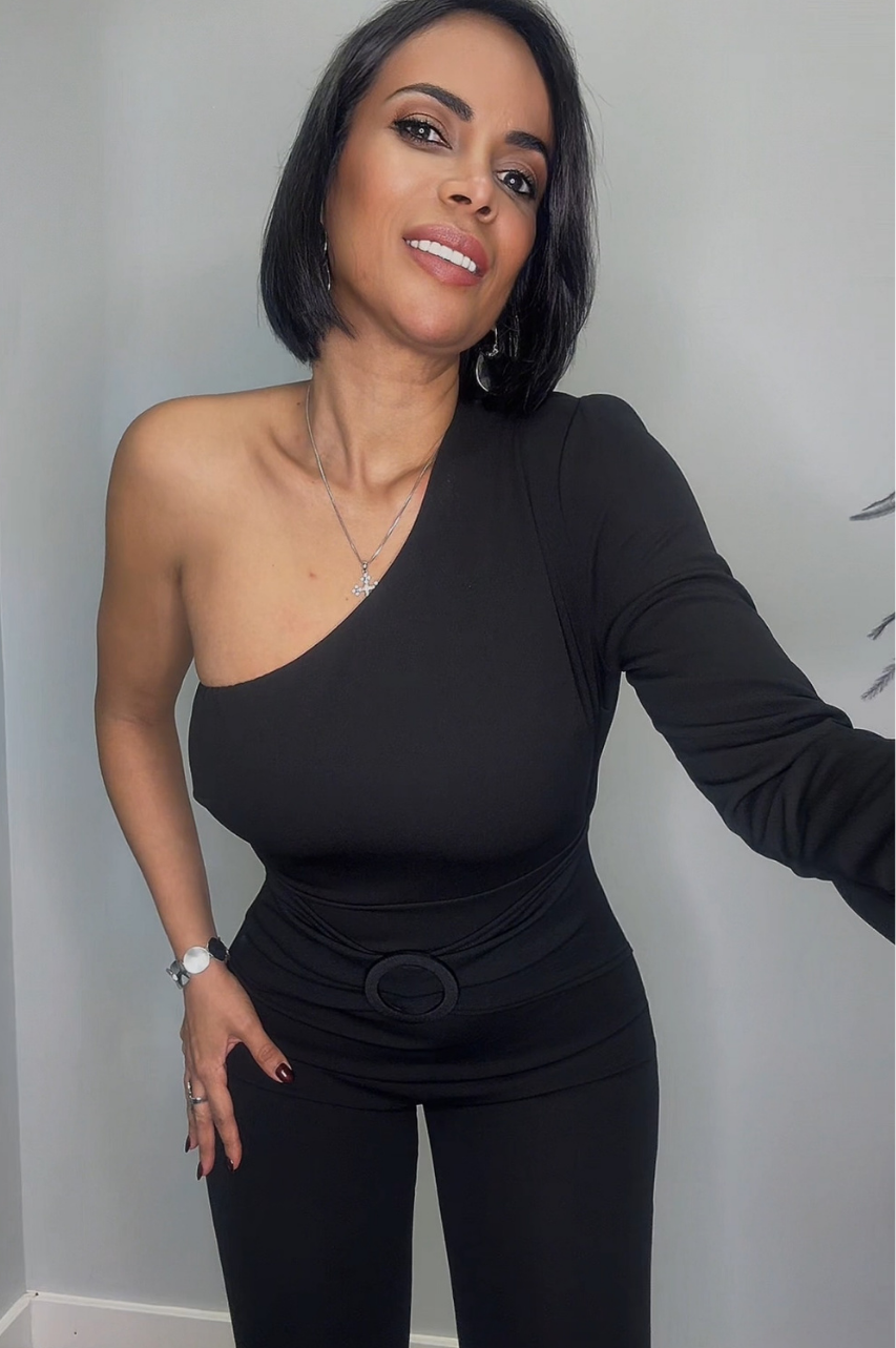 Pilar Mono Negro con Escote Asimétrico, Espalda Descubierta, Cintura con Hebilla y Pantalón de Pierna Ancha