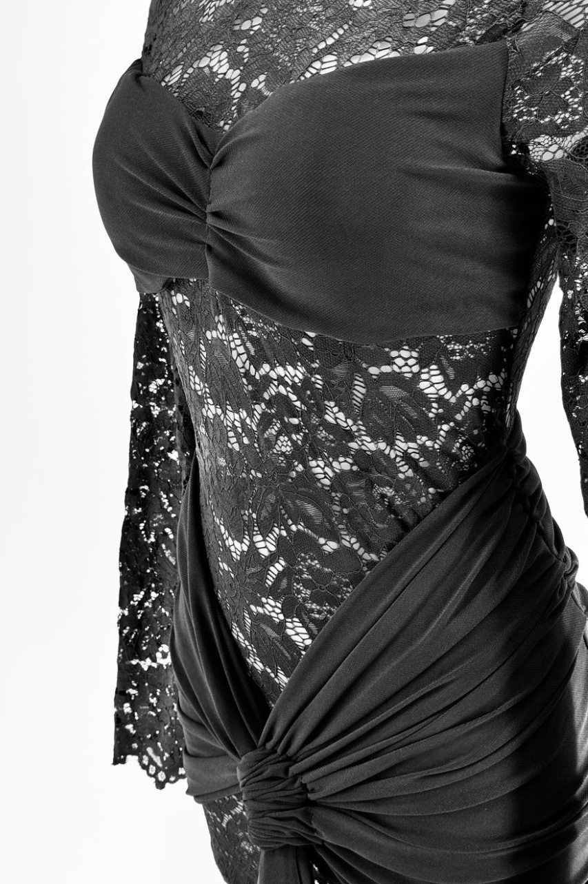 Edna Vestido Corto de Encaje Negro con Nudo, Cola Lateral y Manga Larga