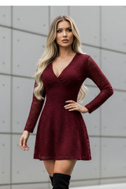 Alejandra Vestido Corto de Encaje Vino  con Escote en V y Manga Larga
