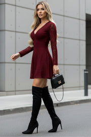 Alejandra Vestido Corto de Encaje Vino  con Escote en V y Manga Larga