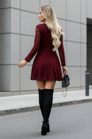 Alejandra Vestido Corto de Encaje Vino  con Escote en V y Manga Larga