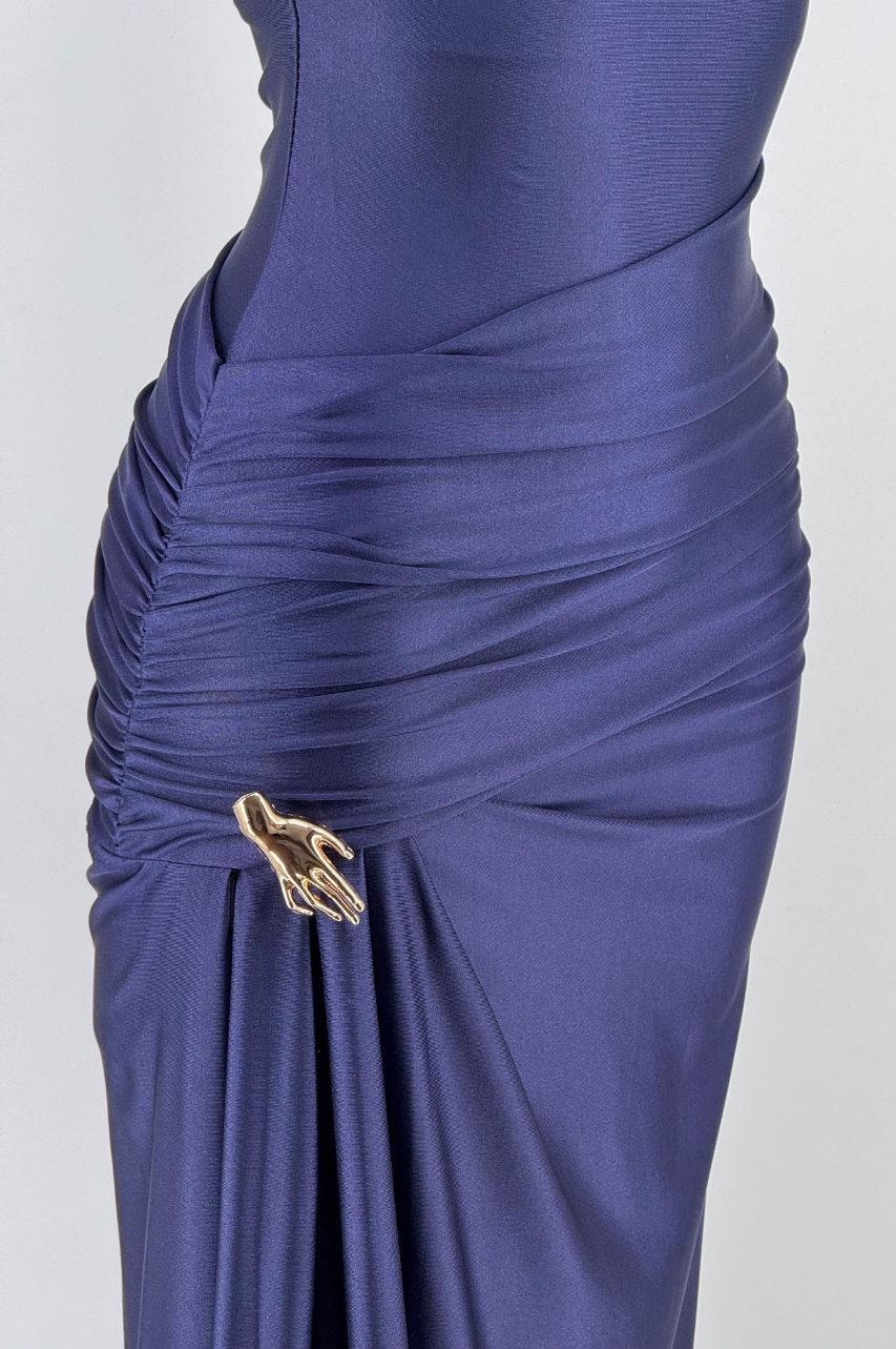Noelia Vestido Azul Marino Largo Elegante de Lycra Satinada con Abertura y Broche Dorado