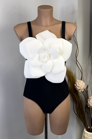 Diana Body Negro y Blanco de tirante con detalle de flor