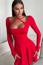Camila Vestido Rojo con Tiras Cruzadas Manga Larga y Falda Acampanada