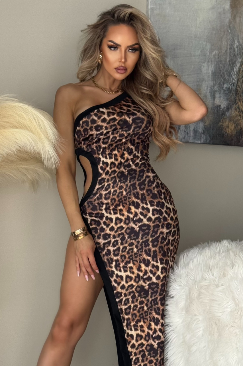 Thalia Vestido Largo animal print con un solo hombro con escote