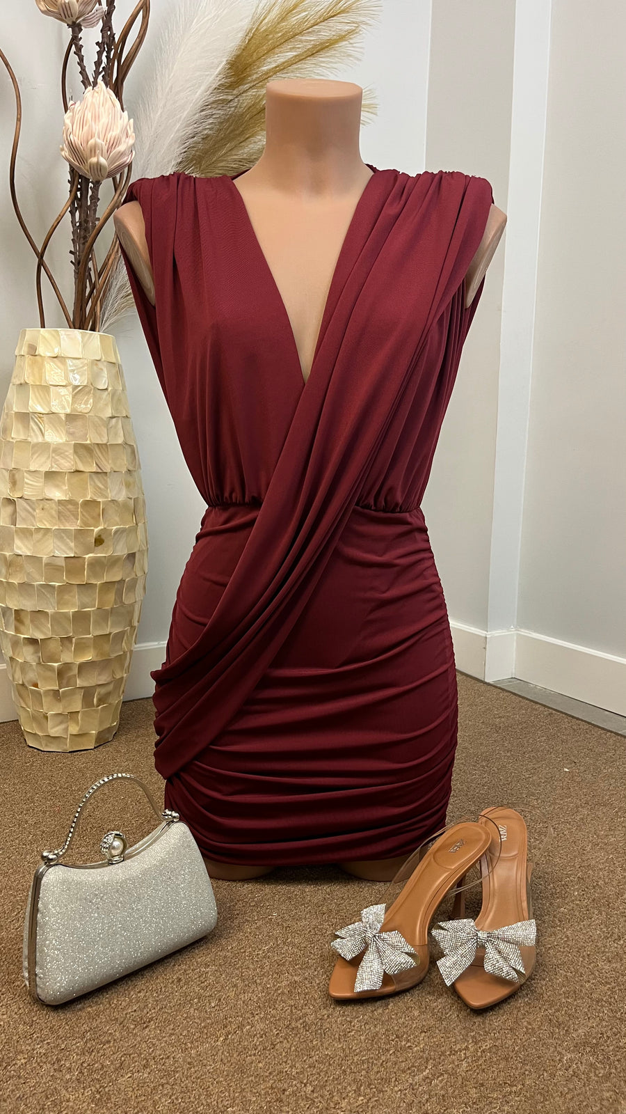 Vestido Dione Vino Corto de Lycra con Drapeado Elegante